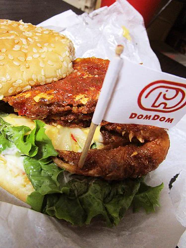 カニを丸々一匹サンド！ドムドムバーガーの期間限定メニュー、カニバーガーが美味しそう！