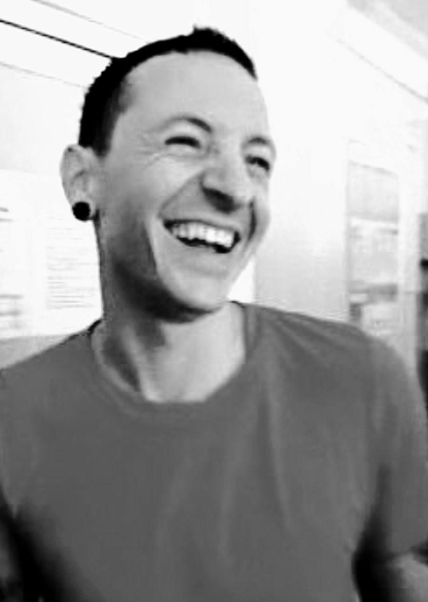 WishingOnStars3's tweet image. I love the pics he&apos;s laughing ❤❤ We Love you Chester always #320changesdirection #MakeChesterProud