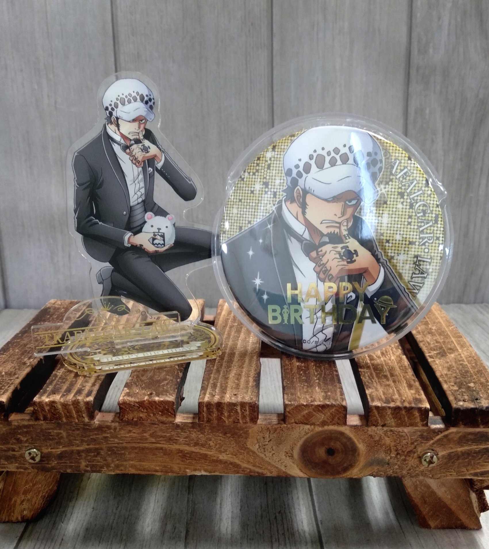 One Piece Com ワンピース 10月6日は ハートの海賊団 船長 トラファルガー ロー の誕生日 ハッシュタグをつけてお祝いしよう ローのグッズは 麦わらストア Jump Shopで好評発売中 Onepiece ワンピース トラファルガー ロー ロー誕生日