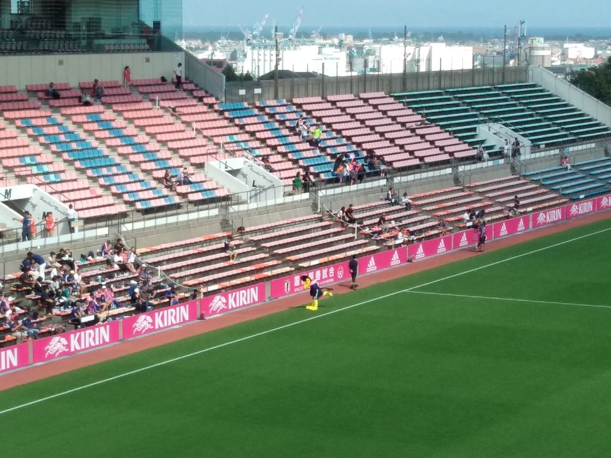 山城和也 今日はここ 静岡県日本平スタジアムで パイフラで絆旗振ります 今日はなでしこジャパンで スポンサー看板が全部ピンクです Enjoy Football 山城和也 今日はここ 静岡県日本平スタジアムで パイフラで絆旗振ります 今日はなでしこジャパンで スポンサー看板が全部ピンクです Enjoy Football