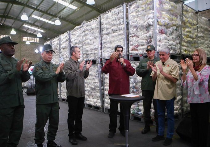 REDVZLA_OFICIAL's tweet photo. Presidente Nicolás Maduro: Hay que retomar con fuerza los mercados a cielo abierto. Lea más
Lea más ⏩ https://t.co/KHHcE5hqqR https://t.co/KsALAkTpcj