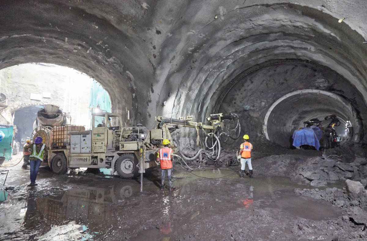 AshwiniBhide's tweet photo. Glimpses of #MarolNaka stn of #Packg7 of @MumbaiMetro3. One can see @MumMetro line 1 viaduct at the background while the #RoofSlab reinforcement work happening at Marol Naka Metro station. This station is a mix of cut & cover and #NATM methodology. NATM tunnel is also seen. https://t.co/M6F1rYvaLm