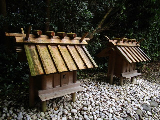 isejingu125's tweet photo. 神麻続機殿神社（かんおみはたどのじんじゃ）域内
神麻続機殿神社末社八所 末社
神麻続機殿鎮守神（かんおみはたどののまもりのかみ）
神麻続機殿神社の社地には小社殿ながら、所管社の神麻続機殿神社末社八所、がご鎮座されている。上機殿（かみはたどの）とも呼ばれている。 https://t.co/Uay9CYMfEl