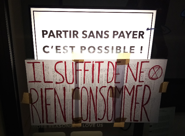 xrFrance's tweet photo. ⚡️ Suite à une nouvelle AG dans la nuit, l'évacuation d' #Italie2 a été décidée. Vers 4h30, ce matin, les lieux étaient refermés par les vigiles, sans intervention des forces de l'ordre, ni violence, après environ 18 heures d'occupation. ⤵️

#nonviolence #GiletsJaunes https://t.co/cFi1n4bLyW