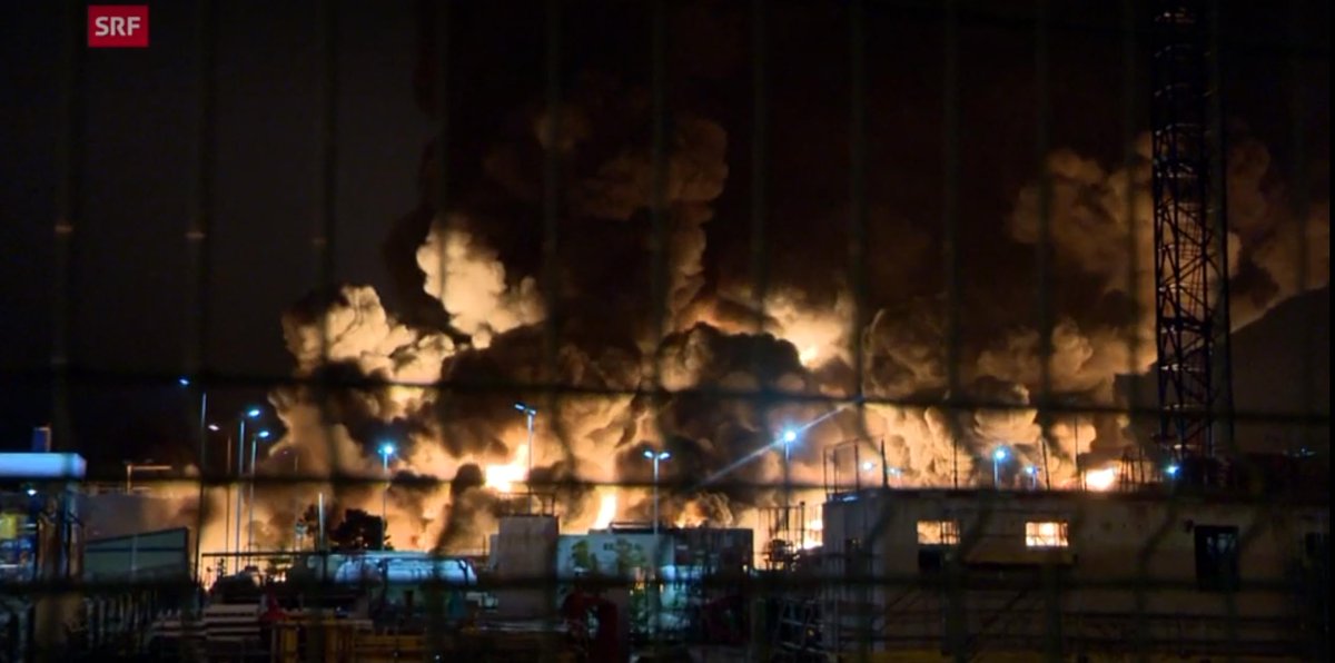 tobtsch's tweet photo. Frankreich: Nach dem Brand in einer Chemiefabrik bestehe keine Gefahr durch Schadstoffe, heisst es. Doch niemand weiss, welche Giftstoffe verbrannt sind. https://t.co/1FVvcivbOR https://t.co/vJaA1rWaRJ