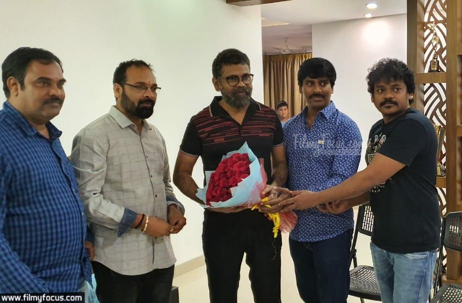 FilmyFocus's tweet photo. Intelligent Director #Sukumar launched the #TwoPlusOne Motion Poster on the occasion of @santoshamsuresh Birthday.
'2+1' *ing #ShakalaShankar in dual role, under the direction of #GopalReddyKachidi, Produced by #SureshKondeti (@SKpicture ) and #AdavellyVenkatReddy. https://t.co/B5WHnkFLfr