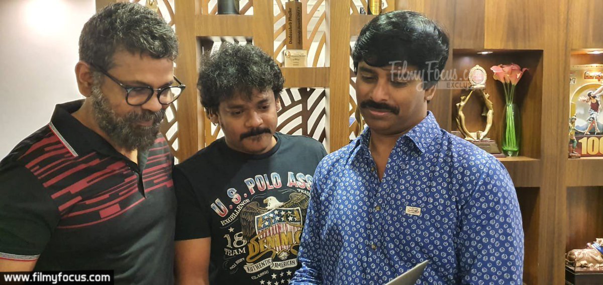 FilmyFocus's tweet photo. Intelligent Director #Sukumar launched the #TwoPlusOne Motion Poster on the occasion of @santoshamsuresh Birthday.
'2+1' *ing #ShakalaShankar in dual role, under the direction of #GopalReddyKachidi, Produced by #SureshKondeti (@SKpicture ) and #AdavellyVenkatReddy. https://t.co/B5WHnkFLfr