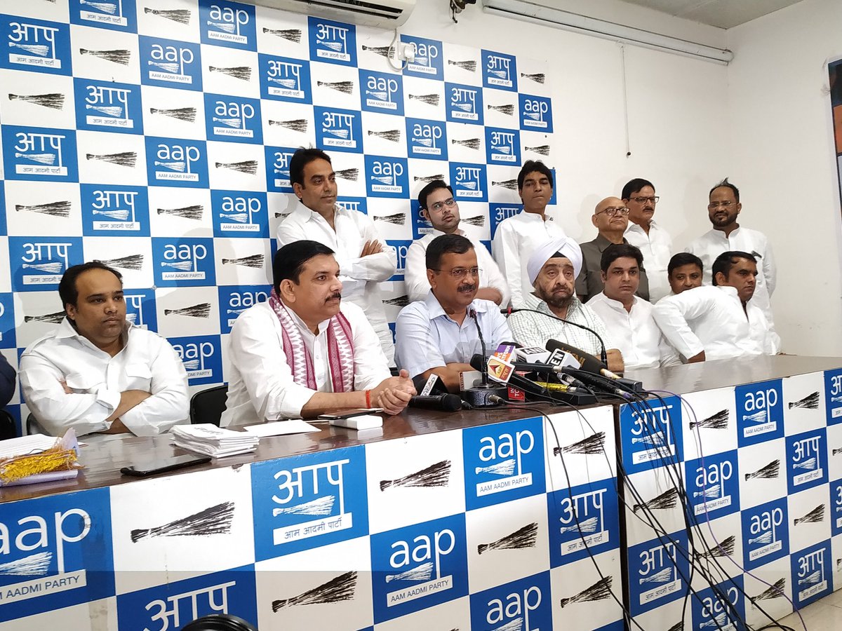 AligarhT's tweet photo. दिल्ली#प्रहलाद सिंह साहनी ने सैकड़ों लोगों के साथ आप का दामन थामा,4 बार विधायक रह चुके हैं,AAP के कामों से प्रभावित होकर जॉइन की,
 केजरीवाल का शुक्रिया अदा करता हूँ, प्रहलाद साहनी,बिजली मुफ़्त,पानी मुफ़्त, किए,केजरीवाल सरकार ने कई बड़े काम किए है.@ArvindKejriwal @SanjayAzadSln https://t.co/bt2gB7nXks