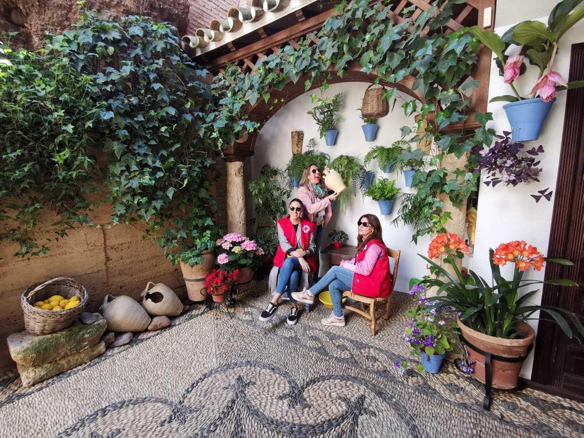 PatioSanBasilio's tweet photo. Esta mañana nos visitaron las compañeras de la Cruz Roja a las que le hemos enseñado nuestros patios. Su labor es imprescindible #cruzroja

#cordobaesp #placestovisit #patiosdecordoba #andalucia #flores #flowers #photography https://t.co/KWctfSNd4j