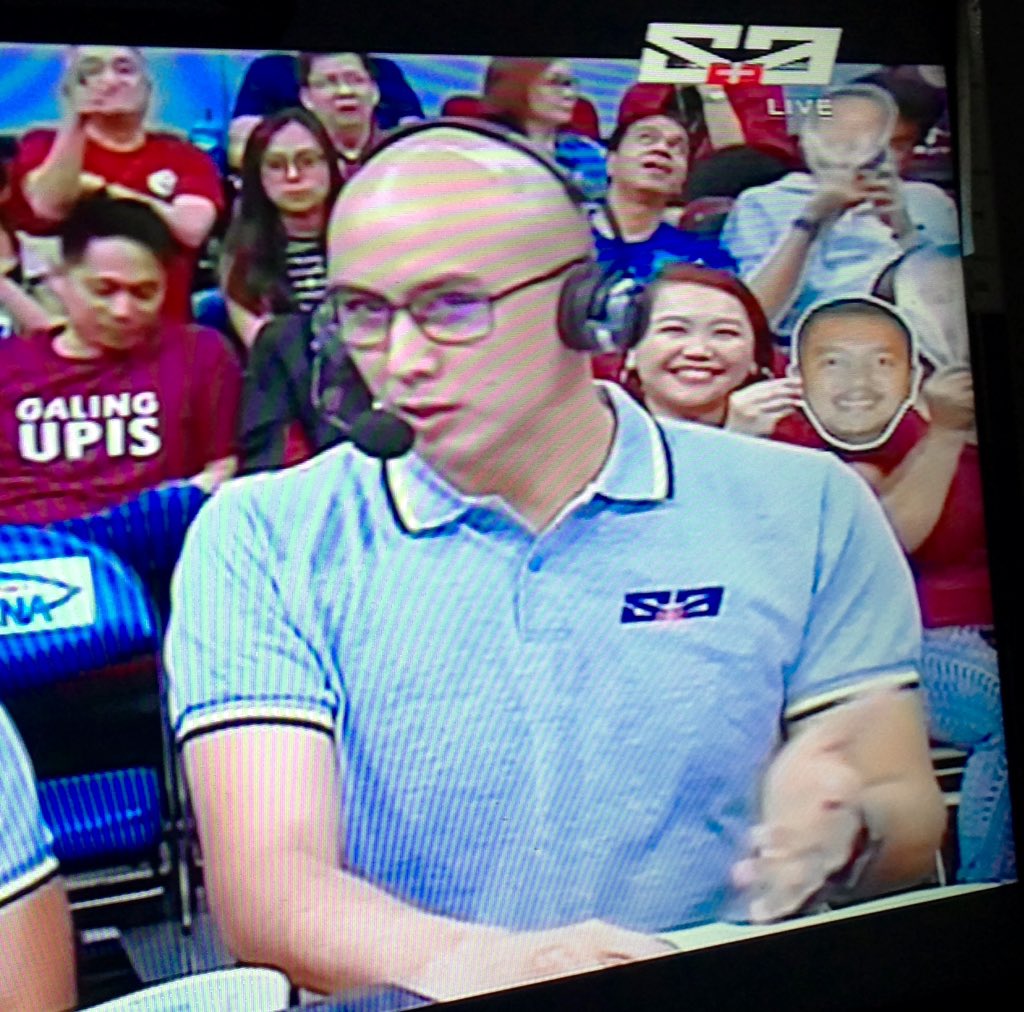 kimykimymore's tweet photo. Parang kilala ko yung nakasmile sa likod ng commentator na maroon ang hair @astroboyisgay ๐
๐๐คฃ #spotted #UPvsFEU https://t.co/WFd69tpvxu