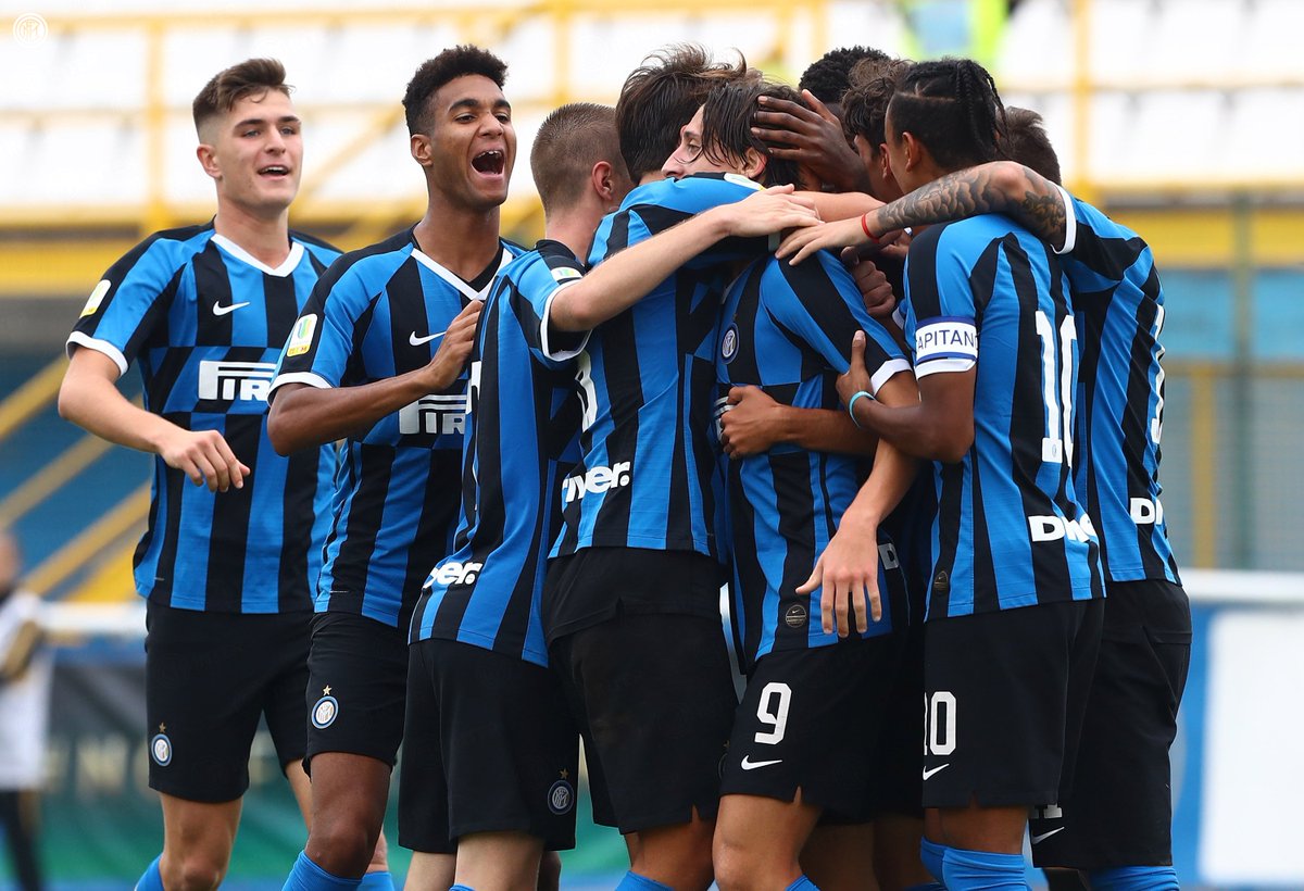 Inter's tweet photo. ⏱️ | FINITA!
#InterJuventus finisce 5⃣-1⃣!
I ragazzi di Armando Madonna non si fermano più: 6⃣ vittorie su 6⃣ partite stagionali tra campionato e Youth League! ⚫️🔵
Avanti così!!! 💪💪💪
#Primavera1TIM #InterYouth #FORZAINTER https://t.co/Y10vMIV0TJ