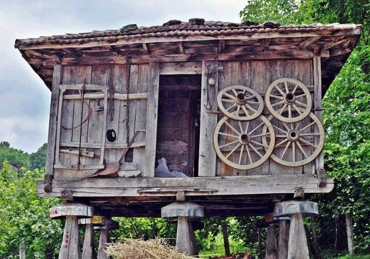 Moriyya's tweet photo. Ağaç evler demişken #serander leri unutmamak lazım! Karadeniz kültüründe önemli yer tutarlar. İşlevleri genelde kiler ya da tahıl ambarıdır.
+++ https://t.co/5xXPpcI06w