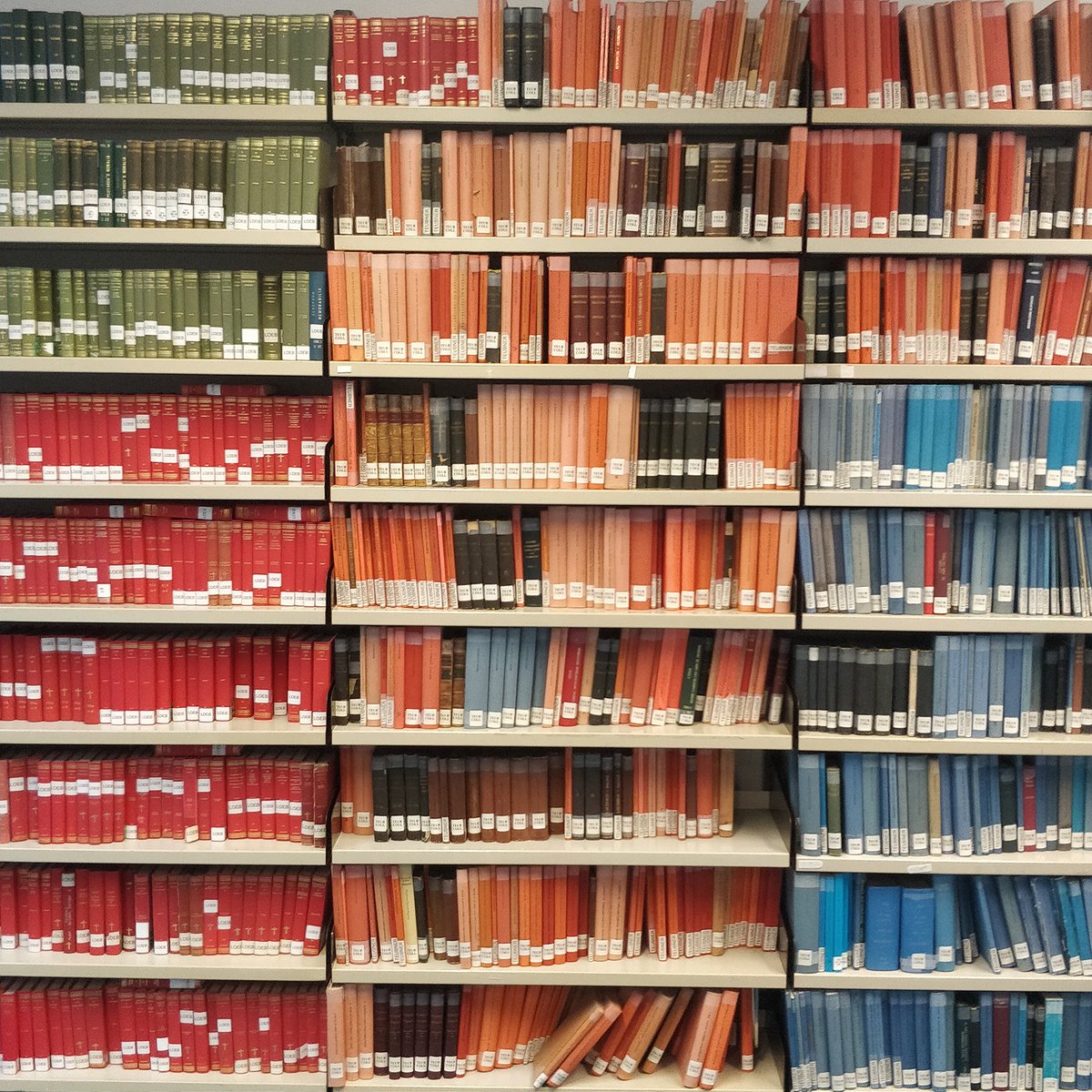 UoMLibrary's tweet image. If you have questions about the Library and you&apos;re off campus, you can look for the answers you need on the Library Help Portal: manchester-uk.libanswers.com. You can also chat live to us using Library Chat! 👍  #UoMGetStarted