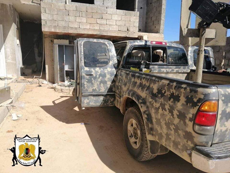 Oded121351's tweet image. #Libya- 2 #GNA technicals captured by #LNA south of #Tripoli, 1 with an interesting camo scheme, the other with a pretty rare M2 Browning .50 cal HMG