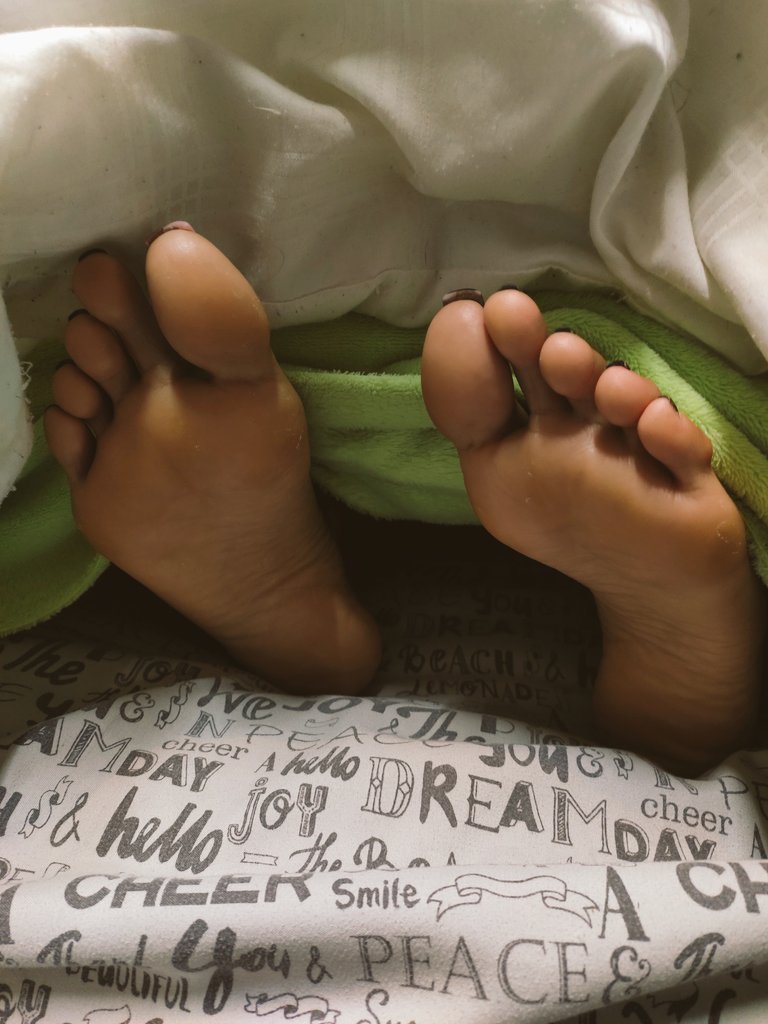 LMala13's tweet photo. Mi esposo disfrutando mis pies un sábado por la noche
#hotwifemexico #hotwife #footfetısh #feet #fetish #fetichismo #pies #feetlovers https://t.co/41nVOzY2W1