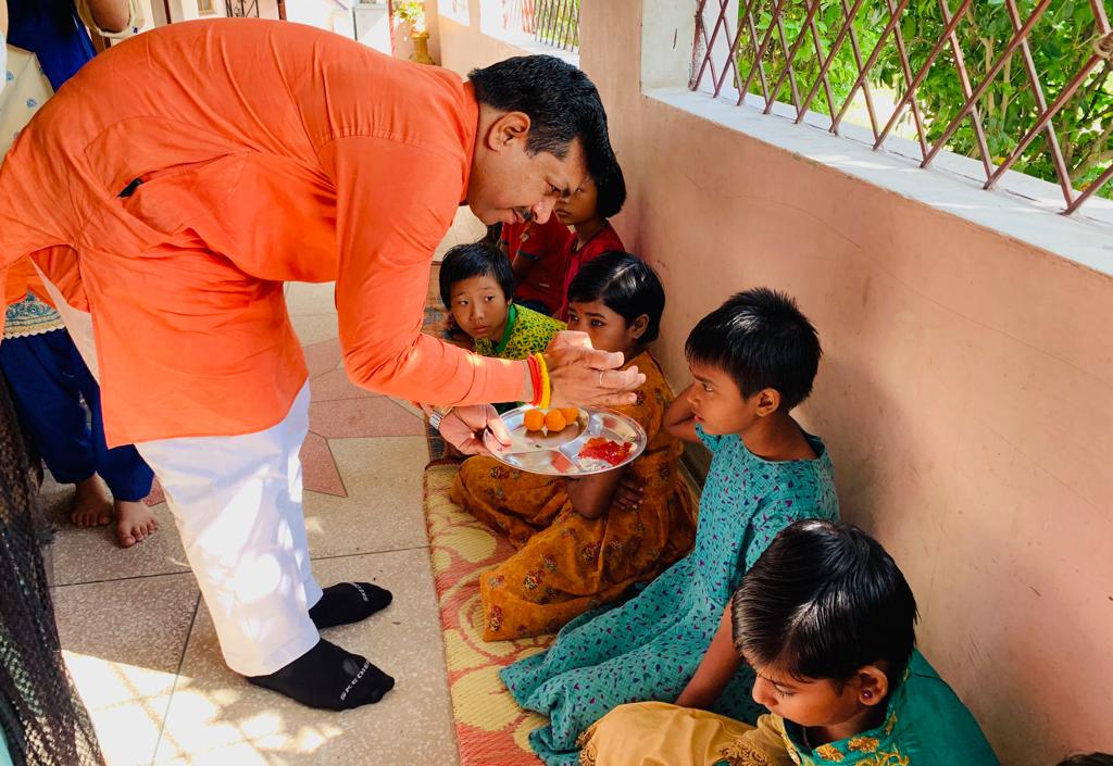 ajaeybjp's tweet photo. आज दुर्गा अष्टमी के पावन पर्व पर बालिका वनवासी कल्याण आश्रम, रूद्रपुर में कन्या पूजन कर शक्ति की अधिष्ठात्री देवी माँ भगवती के नवरात्रि व्रत का पारण किया।
हमारे पर्व गौरवशाली परंपरा और समृद्ध सांस्कृतिक विरासत के प्रतीक हैं। https://t.co/6xY9RX49MN