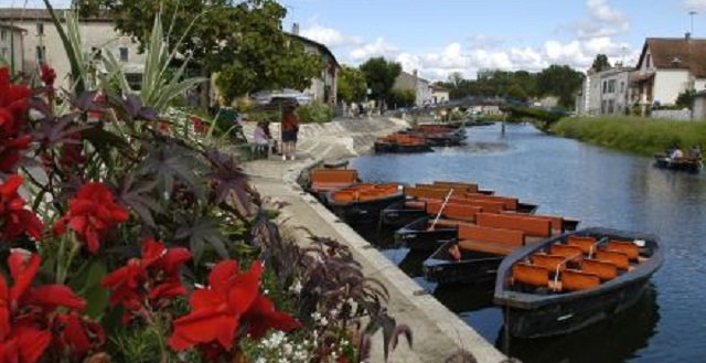 e_niort's tweet photo. #DeuxSèvres. À La découverte de Coulon, capitale de la Venise Verte et Petite Cité de Caractère. https://t.co/nCDYpnyhix https://t.co/yUPiHidZmr