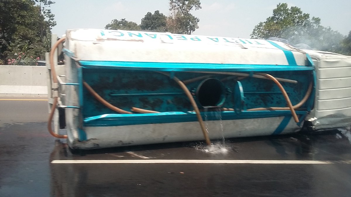 lucyanata's tweet photo. @lewatmana ada truk air terguling di sekitar km 22 arah jakarta.. belum diketahui penyebabnya.. https://t.co/g1LYC47sIP