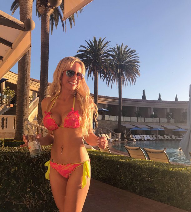 A smile is the sexiest thing a women can wear 💋👙#NadiaNorth https://t.co/0En32gpM7k<a href="/tag/nadianorth"class="tags"><span>#nadianorth</span></a>