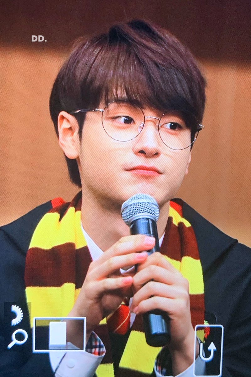 daydream_wj's tweet photo. 191006 해리포터 우진이🤓

 #이우진 #TEENTEEN #틴틴 https://t.co/TosamEB1VW