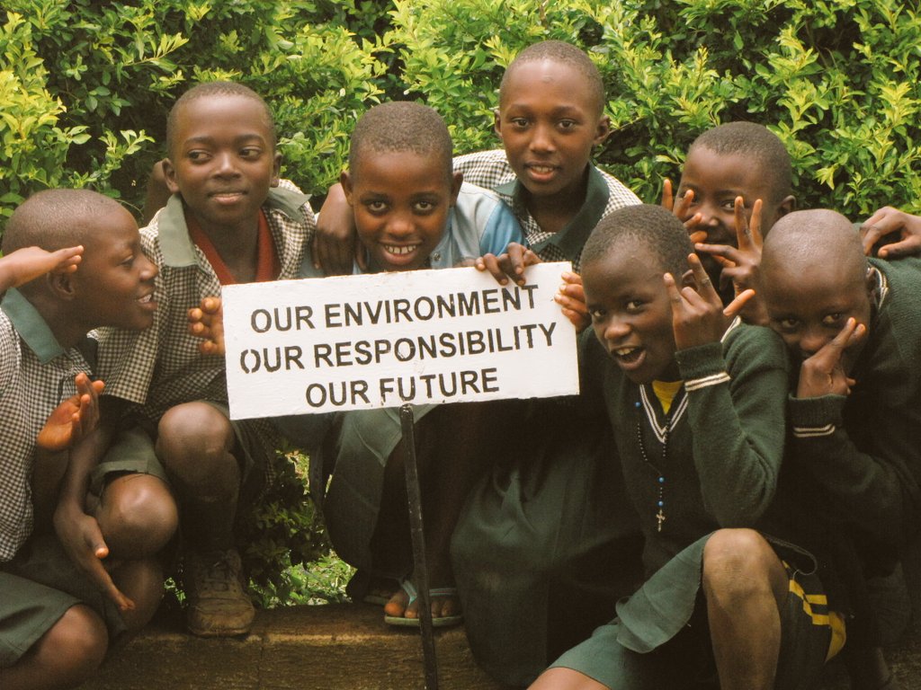 MCFAlumniUg's tweet photo. Our environment
our responsibility 
Our future! 
The pupils of Kiburara Primary school, Kabarole District embracing the #MfabuSpeakingCompound, one of #ChapterProjects of #WesternChapter . https://t.co/uCjWm0pQaO