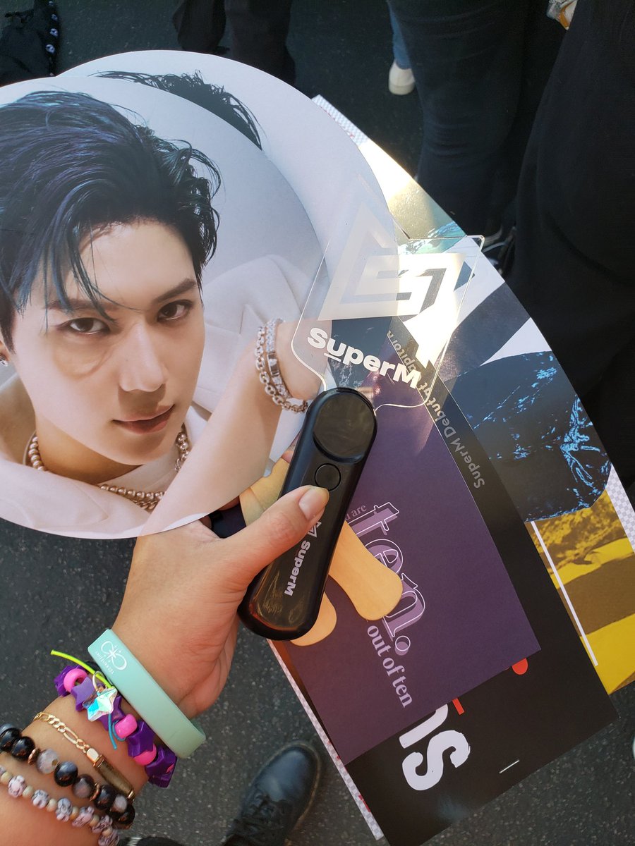 slayerizedcarol's tweet photo. Still cant believe we got a lightstick 😭 #SuperMinLA #SuperMShowcase https://t.co/iBu84u85aj