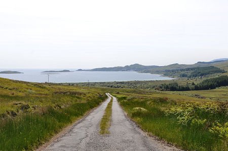 The view along one of Scotland's loneliest "A" roads. The A846 runs up part of the east side of the wonderful island of Jura, the wildest and emptiest of all of Scotland's inhabited islands. More pics and info: undiscoveredscotland.co.uk/jura/jura/inde…