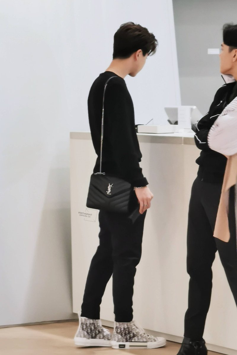 babubummie09's tweet photo. A Perth ơi, hnay a đeo túi của mẹ đấy à 🤣🤣 

Cre: owner thanks pic🙏🙏

#PerthTanapon 
#รอยยิ้มของชูครีม 
#พวกของเจื๋อ
#NaRaYa
#NaRaYa30thyearsAnniversary
#NaRaYaApplication
#weTEMPTyou https://t.co/m92kOxlb1p
