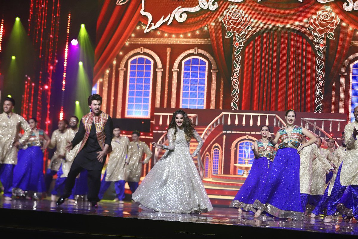 MediaSpringPk's tweet photo. .@Ahsankhanuk and @MehwishHayat bring up rhe energy to the stage of #HUMAwards
#HUMAwardsHouston #KashmirHUMAwards #HUMPR https://t.co/wRmi27xmJi