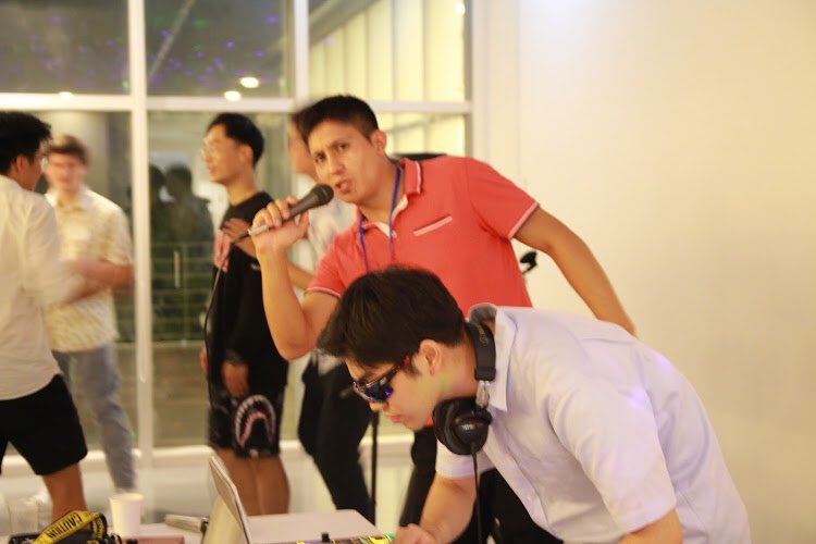 昨日、大学の留学生パーティでDJしてきました。
すごい人数が来てくれて、自分の流した音楽で踊ってくれて、すごく楽しかった！
また行きたいなぁ、、、

Last night, I DJ at the Welcome Party in the Nagoya University.
I was so happy time with you.
Thank you so much!!