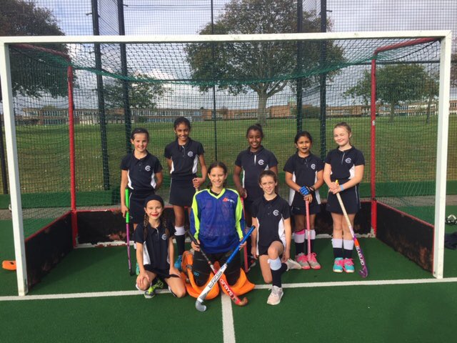 SportTownClose's tweet photo. The Under 11B team after an excellent match with Norwich High School on Friday. https://t.co/GyZaija0wv