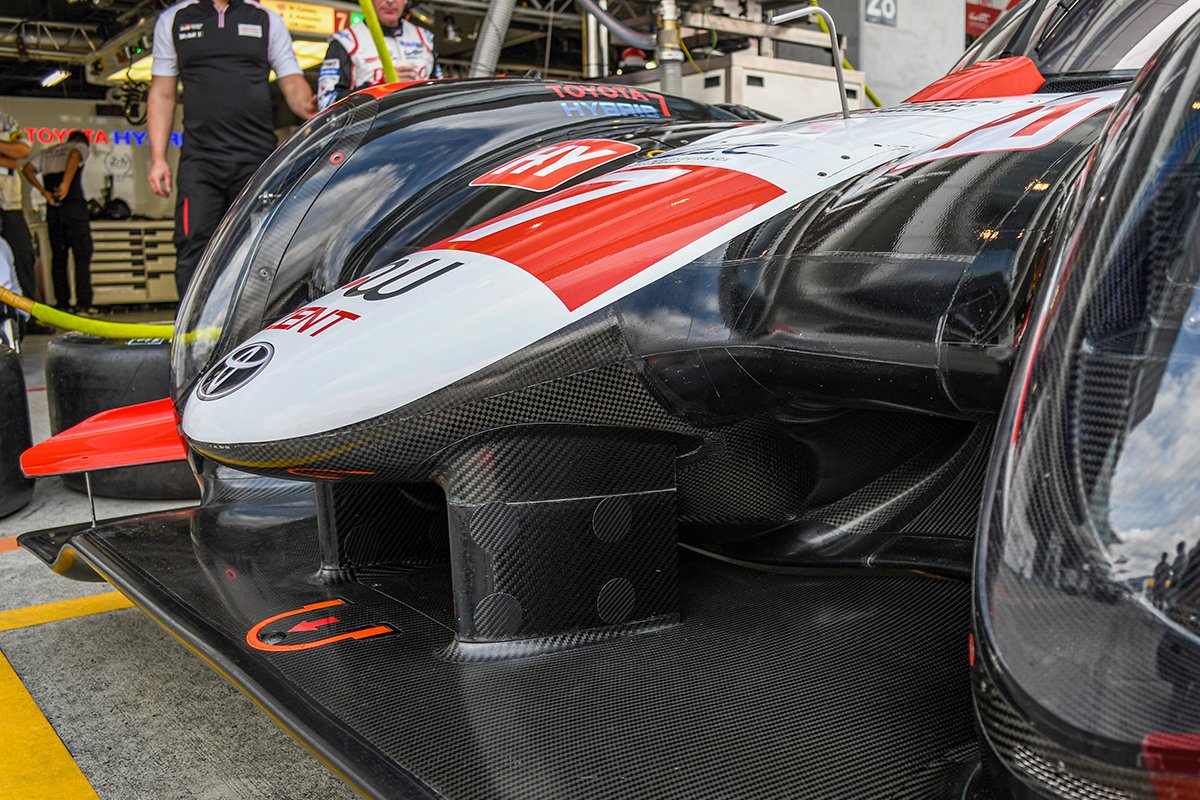 Toyota Gazoo Racing マニアック ポイント ちょっとマニアックな特徴をご紹介 ノーズ上2つの穴に気づきましたか ノーズ下の気流を誘導しノーズ上面に排出して強い気流を作りだして ボディ上面の気流をスムーズに流して空力効果を高める Sダクト Toyota Gazoo Racing マニアック ポイント ちょっとマニアックな特徴をご紹介 ノーズ上2つの穴に気づきましたか ノーズ下の気流を誘導しノーズ上面に排出して強い気流を作りだして ボディ上面の気流をスムーズに流して空力効果を高める Sダクト