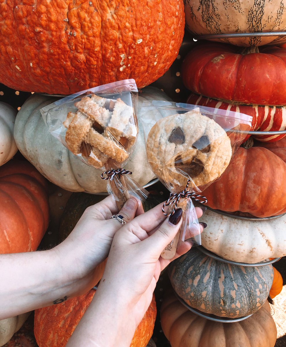 awantforwhimsy's tweet photo. Picked up these adorable peach &amp; pumpkin treats from @HelloSweetPies at the patch today☺️ https://t.co/bjsukRirvu