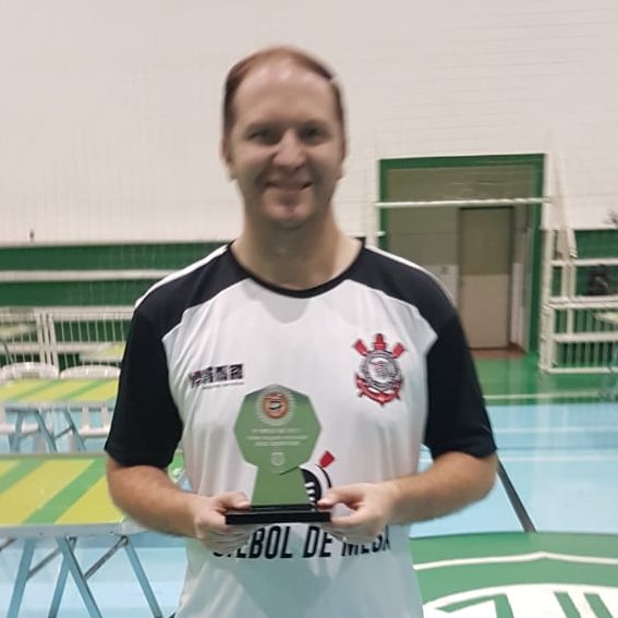 sccp_futmesa's tweet photo. Fiel. Galdeano e Rodrigo trazem mais taças para o Timão.

As duas séries do 3º Aberto da Federação Paulista de Futebol de Mesa, disputadas neste sábado, 5/10, terminaram com um título (Galdeano, esq.) e um vice-campeonato (Rodrigo Moro,dir.). https://t.co/P7YllkGqYp