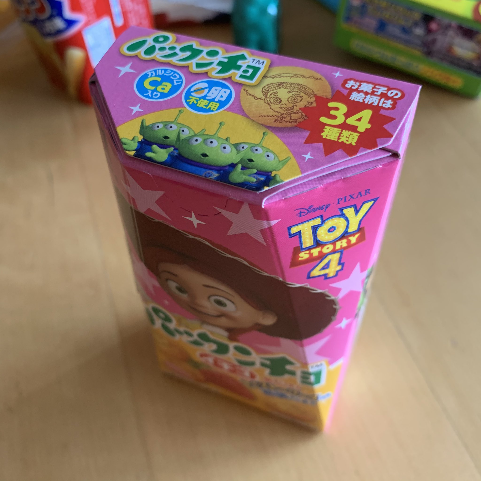 カカオ チュウ 森永パックンチョ ディズニー ピクサー社コラボ 今だけ トイストーリー4限定絵柄なんだけど全部で34種類コンプ大変そう 21個中5個がエイリアン ウッディ3個だけどバズは1個 星と月柄のレアもあるらしい T Co 0d3qe8hu8m