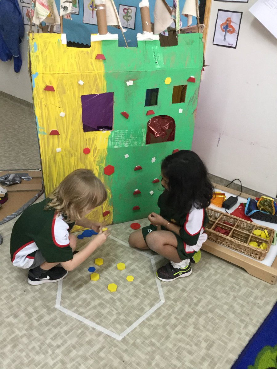 RGSGQ_Reception's tweet photo. Stingrays are learning all about a 6 sided shape!! #hexagons #6sided #2D https://t.co/7uVwtNcjrp