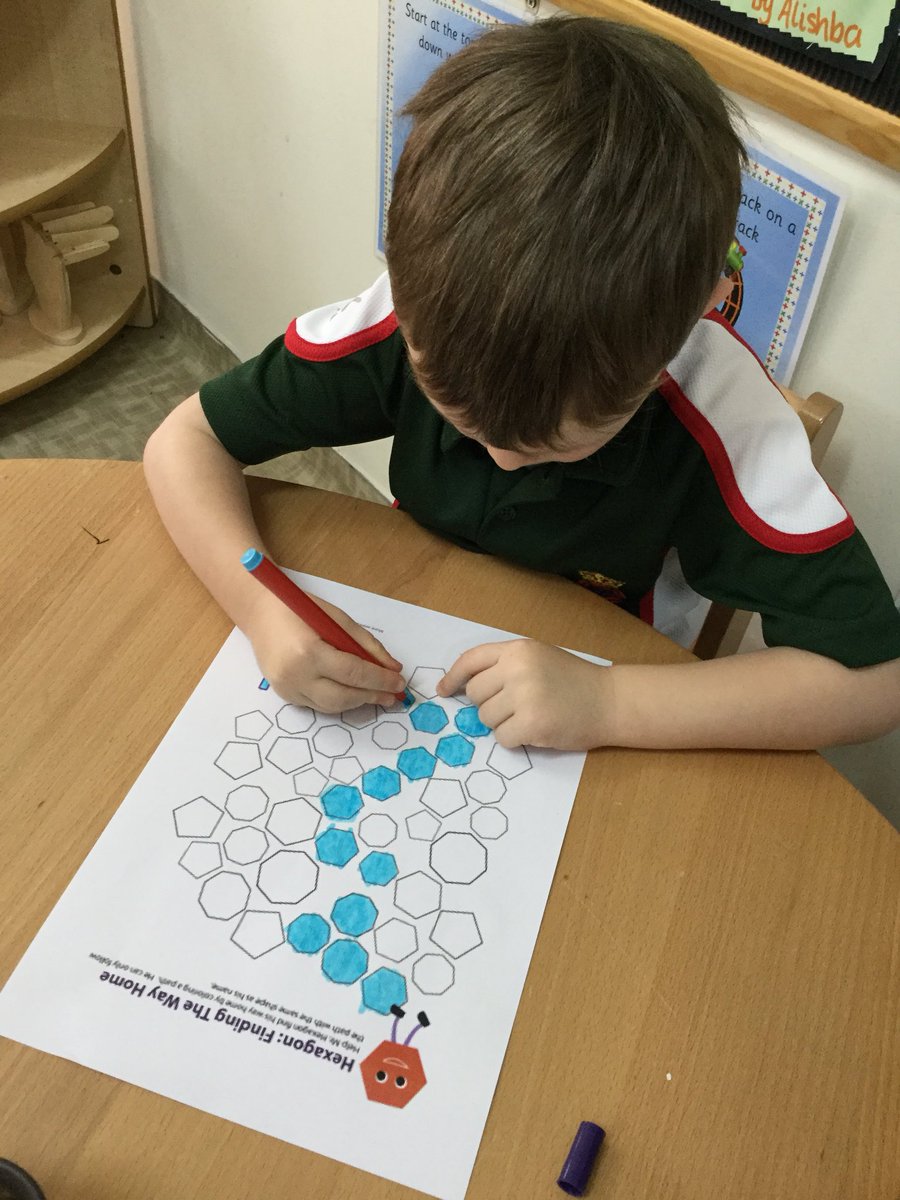 RGSGQ_Reception's tweet photo. Stingrays are learning all about a 6 sided shape!! #hexagons #6sided #2D https://t.co/7uVwtNcjrp
