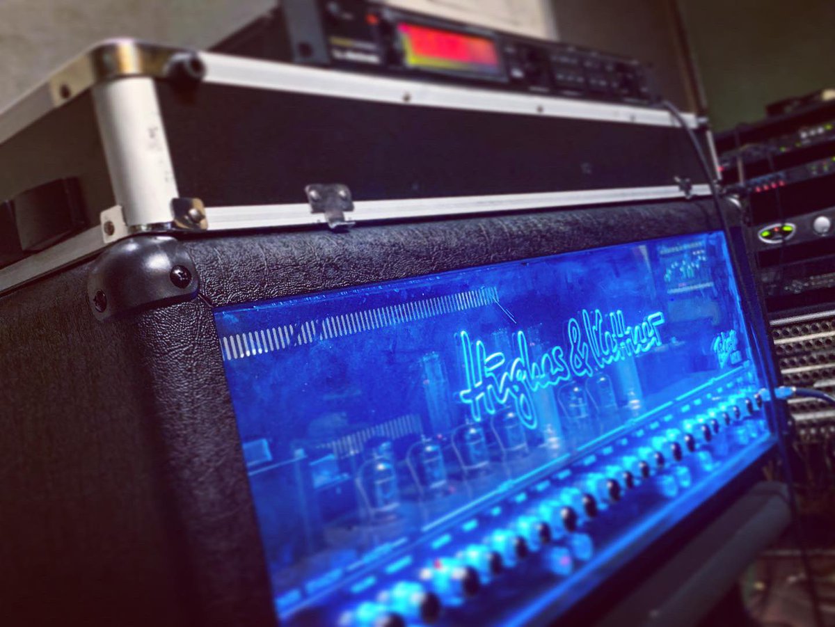 Gin_AINSEL's tweet photo. 昨日は小倉FUSEありがとう!
初めて観てくれた人が沢山いて、出会いの充実した1日でした。
今日は広島に戻ってレコーディング🎸
Darkglass microtubes900、小さいけどスゴイ奴じゃ。
#Darkglass
#microtubes900
#MONSTERとお揃い感ある
#AINSEL https://t.co/tFtRyFLibs
