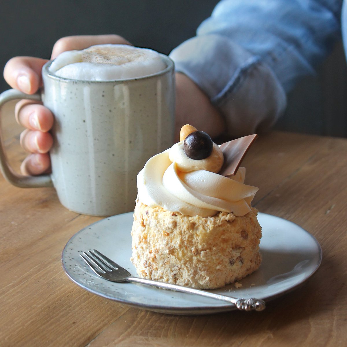 Zondag betekent: Koffieleuten! Deze maand geniet je van ons overheerlijke hazelnootgebak met koffie of thee voor slechts 3,95 in onze Bakkerscafés! Ben jij ook zo'n fan van ons hazelnootgebak? #bakkervanmaanen #vanmaanen #hazelnootgebak #koffiedeal