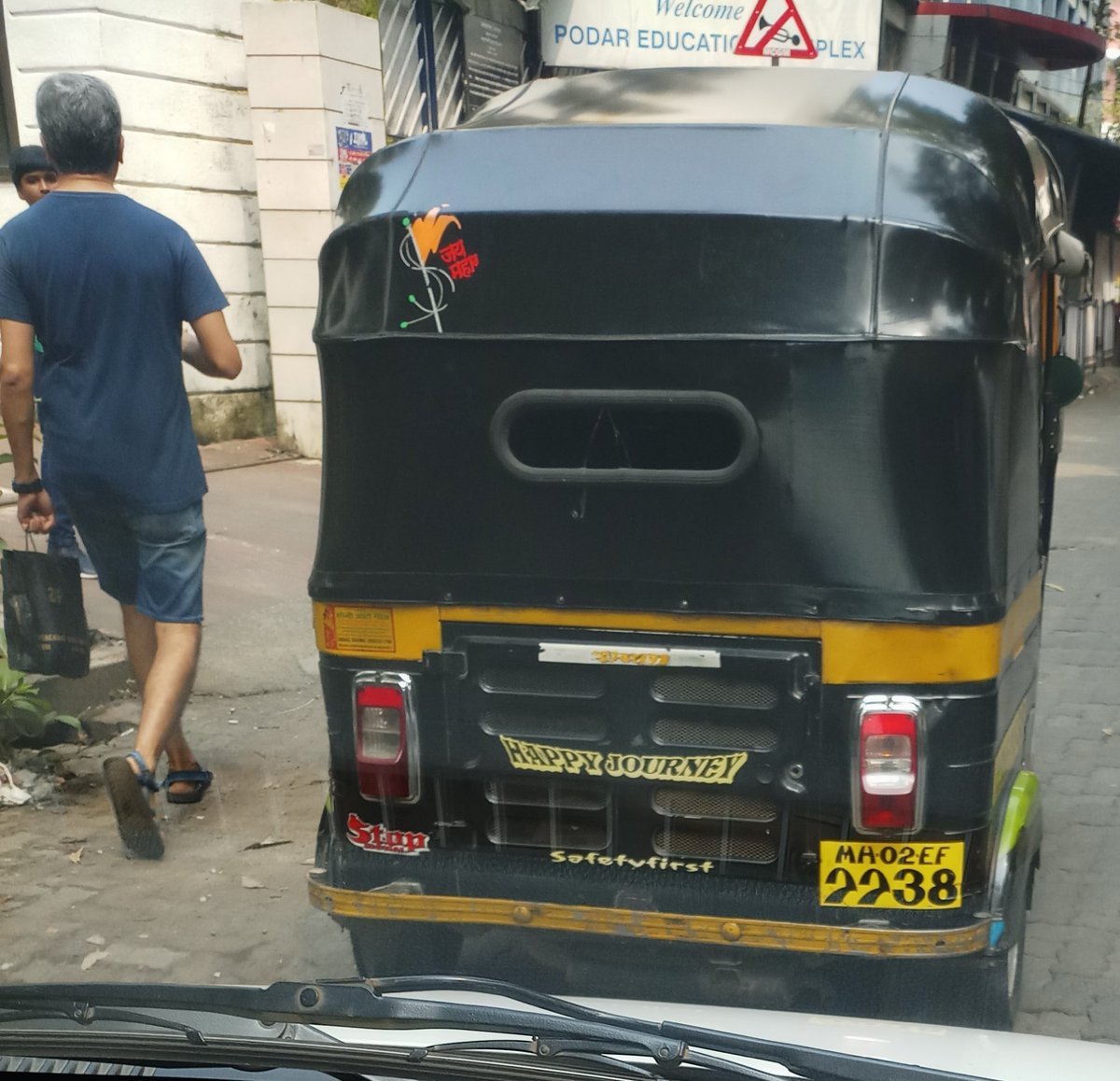 SameerBuddha's tweet photo. Many autos on road have incorrect illegible  number plates.  Podar school Santacruz west @MumbaiPolice https://t.co/da0qTe2J0q