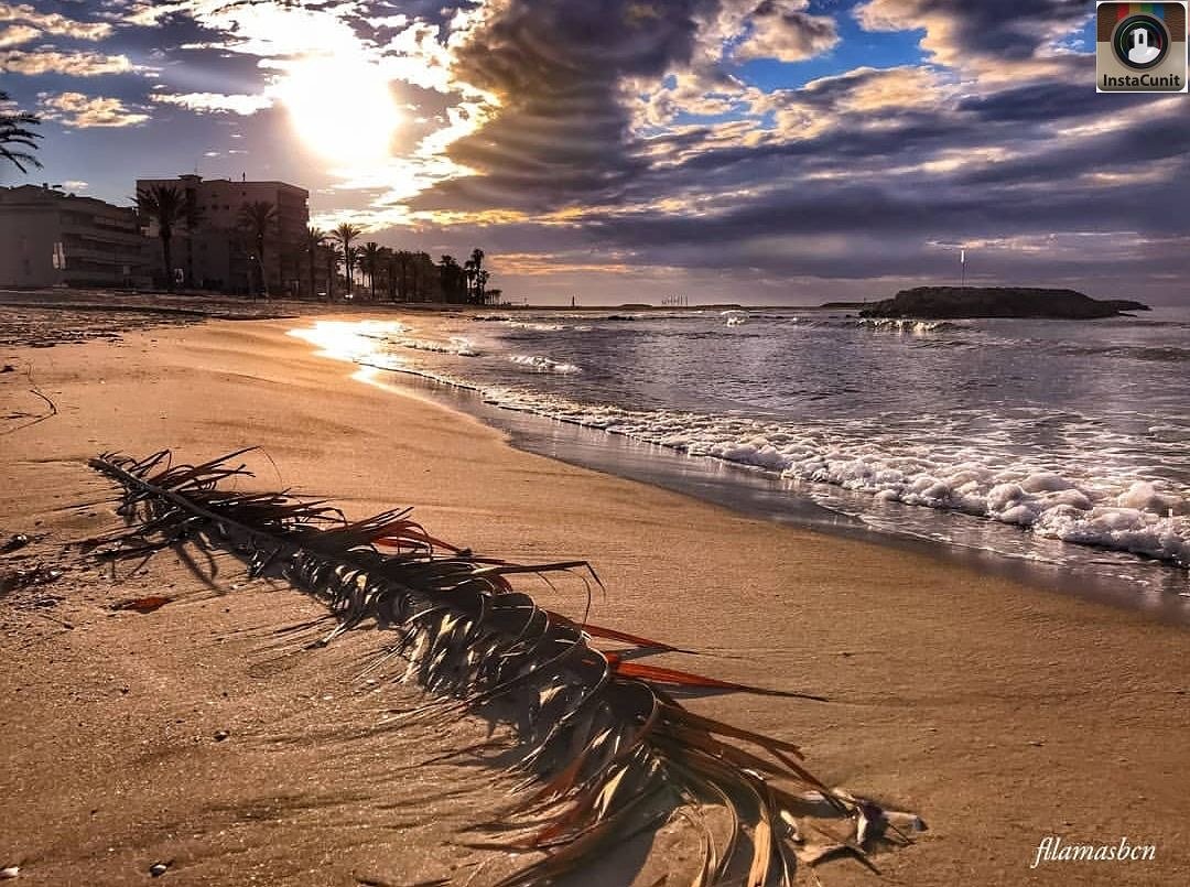 instacunit's tweet image. Bon diumenge #Cunit!
Molt sovint les albades són un regal per a la vista i aquesta imatge és una d'elles.  
Fotografia de @fllamasbcn
#InstaCunit