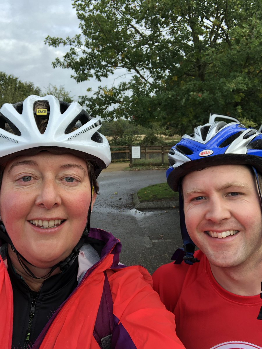 Quick tyre change for <a href="/philhewinson/">Phil Hewinson</a> on @PrincesTrust #palace2palace and thankfully the rain has stopped 🤣 #wetbum