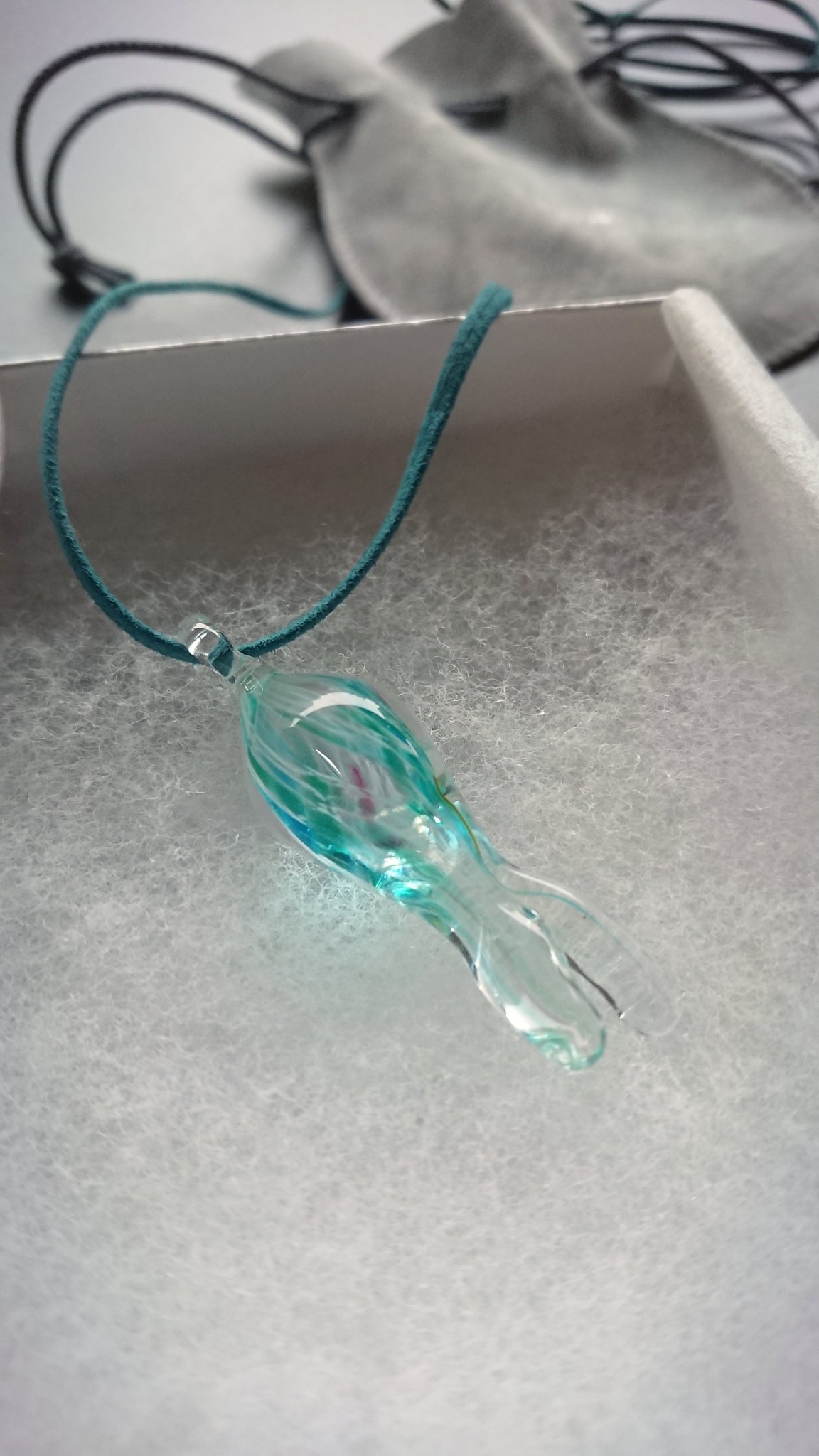 リン 天気の子展のコラボレーション工芸品 Sghr スガハラ 菅原工芸硝子 さんの 水のさかな ネックレス キラキラと空を泳ぐ魚 あの魚たちが大好きなので アクセサリーとして身に着けられることがとても嬉しい 雨に濡れる屋上テラスの自然光にて