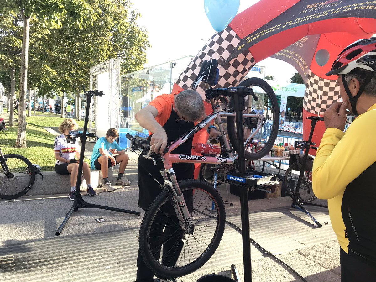 Y si quieres, aprovecha para poner a punto tu bicicleta con los amigos de <a href="/techbikeacademy/">techbikeacademy/SERVICE</a> #FiestaBiciMovistar