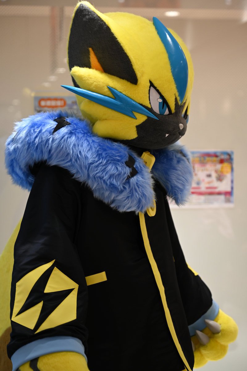 Bohmander's tweet photo. ポケセンメガトウキョーへ、ゼラオラのグリに行ってきました。バンドごっこの仮装が似合ってる https://t.co/5lyQRe8cuC