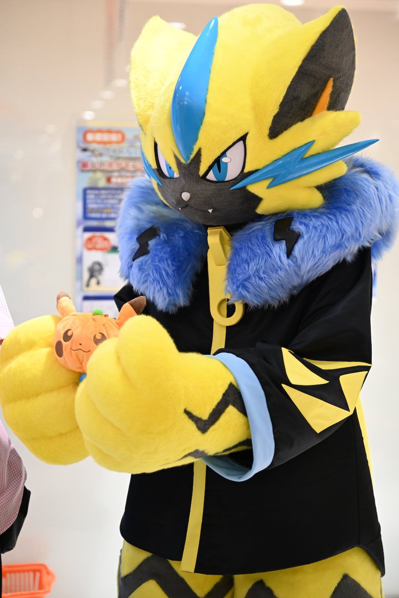 Bohmander's tweet photo. ポケセンメガトウキョーへ、ゼラオラのグリに行ってきました。バンドごっこの仮装が似合ってる https://t.co/5lyQRe8cuC