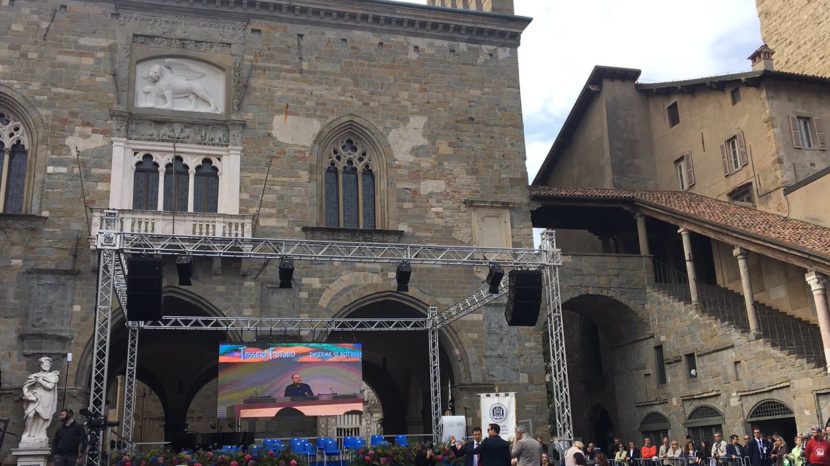 UniBergamo's tweet photo. Seguite in diretta #streaming il #graduationday2019 su https://t.co/9W8LCqipQG o https://t.co/fflBjurANO, fra poco partirà il #corteo #accademico https://t.co/AdiDJ9smFd