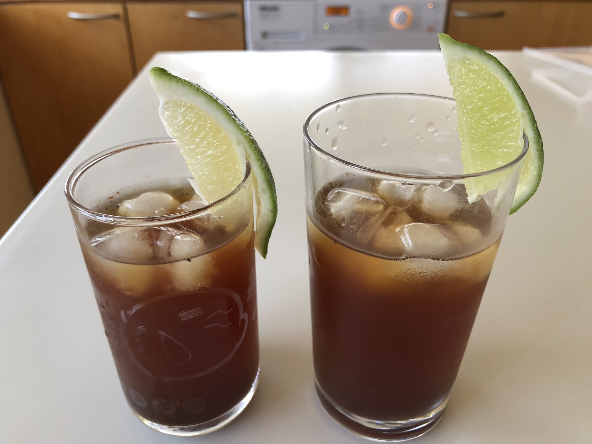友梛 ゆうな コールドブリューレモンとライムを作りました 左がレモン 右がライム レモンは広がりのある甘い香り ライムはタイトでキリッとしている 洋風の香りです どちらも美味 スタバがライムを選んだのは ライムが一番クールでハマる