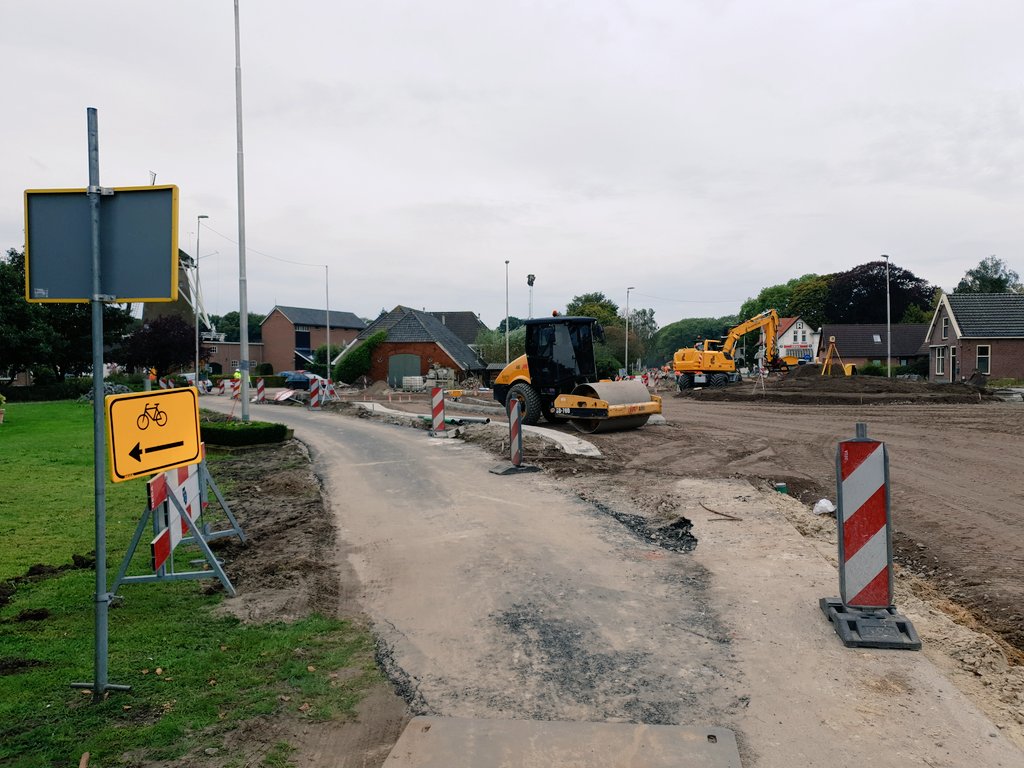 swigchem's tweet image. Er wordt ook in het weekend flink gewerkt aan de provincialeweg N344  Oude Molen&amp;lt;&amp;gt;Holten. Een ruime rotonde bij Oude Molen en nieuw asfalt tot Holten. Nog een kleine week en dan moet het verkeer er weer overheen kunnen.