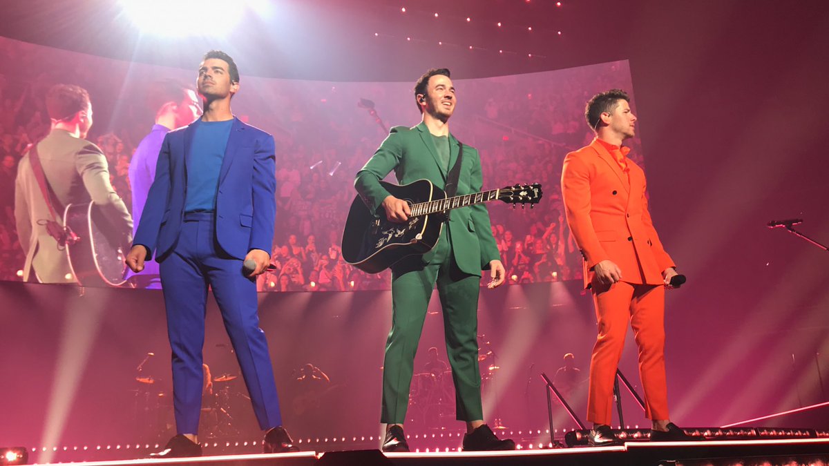 DanielleV26's tweet photo. Thank you @jonasbrothers for the best night of my life! #HappinessBeginsTour https://t.co/rAO9RTOQ4h